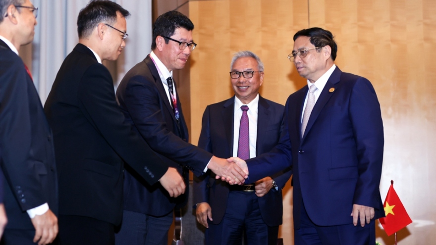 PM Chinh receives leaders of major Indonesian enterprises